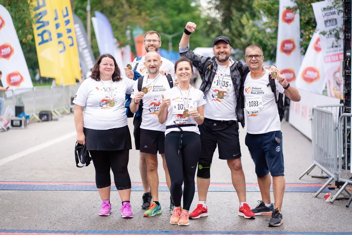 Zapisy do największej charytatywnej sztafety biznesowej rozpoczęły się 14 maja, a na liście startowej jest już ponad 19 tys. biegaczy i biegaczek. Już wiadomo, że w samym Krakowie pobiegnie aż 13 tys. osób. Rejestracja do biegu w wirtualnej formule trwa. Można pobiec 4 km w dowolnym miejscu na świecie i pomóc osobom z niepełnosprawnościami ruchu, po amputacji i po mastektomii. 