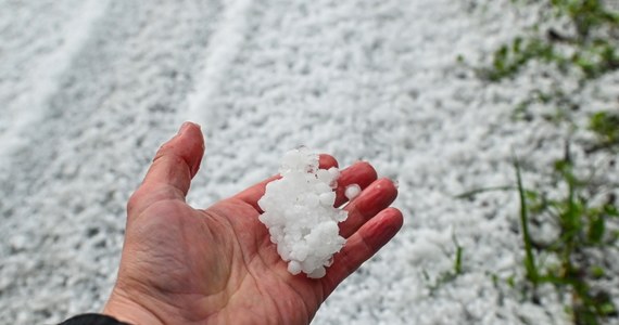 Dopiero po godzinie 22:00 w poniedziałek część mieszkańców Szczecina dostało SMS-y z ostrzeżeniem przez możliwą nawałnicą. Alert RCB dotarł 6 godzin po potężnej ulewie, jaka przeszła nad miastem i już po odwołaniu przez Centrum Zarządzania Kryzysowego ostrzeżenia meteorologicznego.