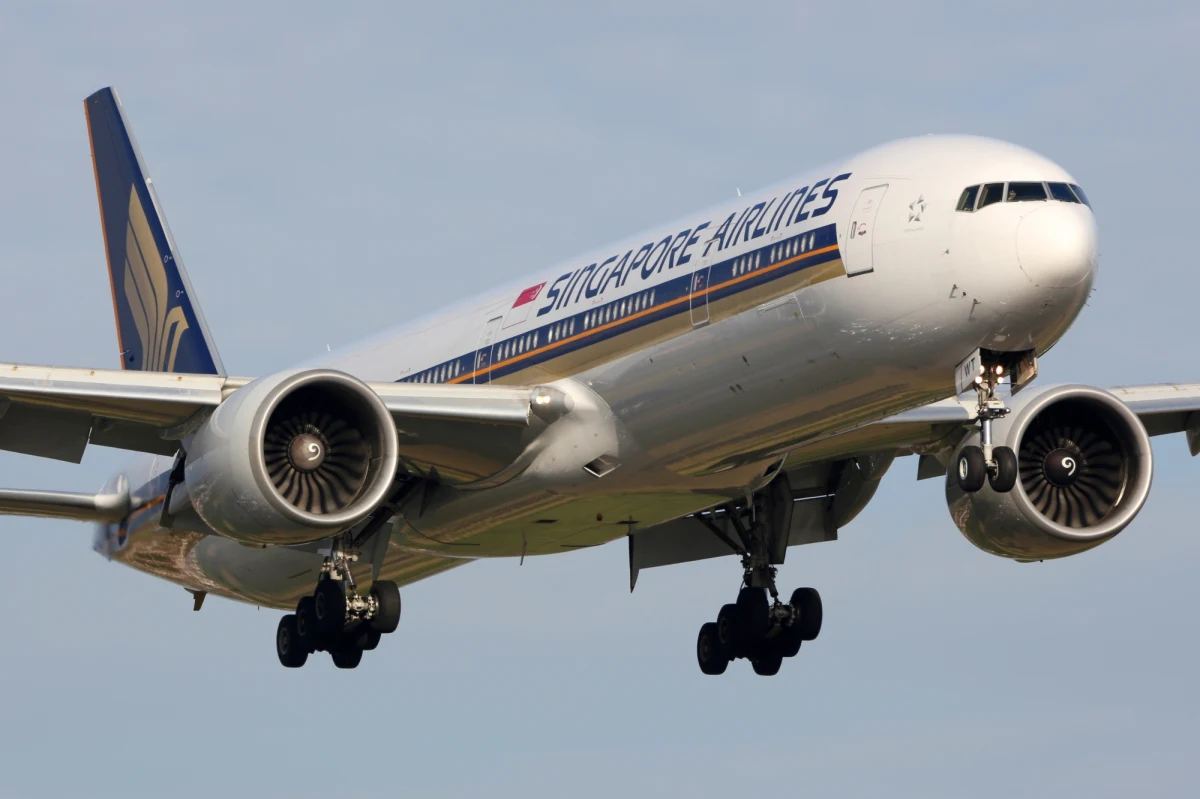 Jedna osoba nie żyje, a około 30 zostało rannych po tym, jak samolot linii Singapor Airlines lecący z Londynu do Singapuru wpadł w silne turbulencje. Maszyna została przekierowana do Bangkoku, gdzie lądowała.