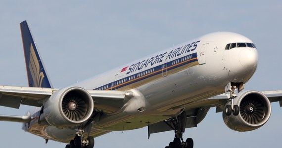 Jedna osoba nie żyje, a około 30 zostało rannych po tym, jak samolot linii Singapor Airlines lecący z Londynu do Singapuru wpadł w silne turbulencje. Maszyna została przekierowana do Bangkoku, gdzie lądowała.