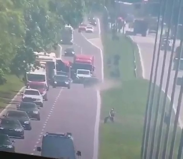 Skrajną nieodpowiedzialnością wykazał się 27-letni kierowca Audi, który swoją jazdą stwarzał poważne zagrożenie bezpieczeństwa w ruchu drogowym. Mężczyzna wyprzedzał w miejscach niedozwolonych, jechał ,,pod prąd’’ z dużą prędkością, zmuszał innych uczestników ruchu do zmiany kierunku jazdy w celu uniknięcia zderzenia i nie zatrzymał się do kontroli drogowej. Teraz decyzją sądu najbliższe trzy miesiące spędzi w areszcie.