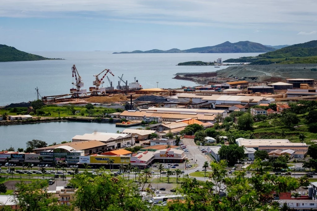 Widok na zakłady przemysłowe w stolicy Nowej Kaledonii - mieście Numea