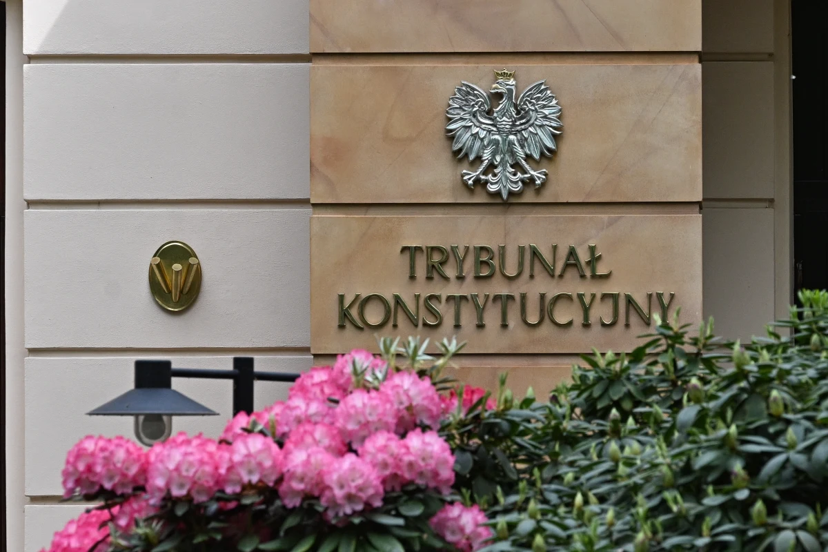 Zastosowanie przepisów "antycovidowych" do przygotowania wyborów w formie korespondencyjnej w stanie epidemii było zgodne z konstytucją - zdecydował Trybunał Konstytucyjny. Co więcej, Trybunał stwierdził, że premier nie tylko miał wówczas prawo, ale wręcz obowiązek podjęcia działań w sprawie organizacji tzw. wyborów kopertowych.