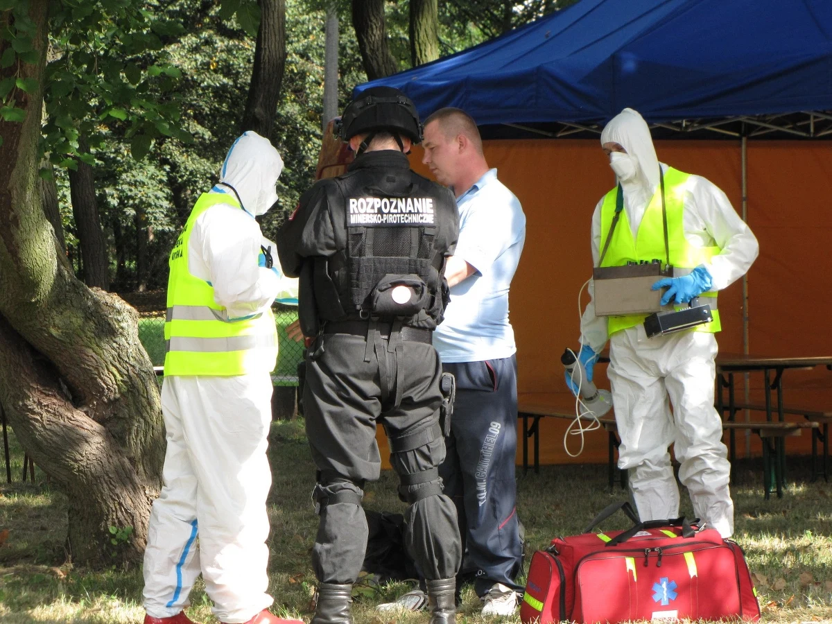 Dodatkowe, specjalistyczne wyposażenie dla policji oraz bezcenna wiedza i doświadczenie - to ogromne korzyści dla uczestników unijnego projektu Safe Stadium. Konsorcjum, które tworzyły takie podmioty, jak: Real Madryt, Uniwersytet Łódzki, Lech Poznań, klinika Gemelli oraz polska i hiszpańska policja, wypracowało metody zapobiegania zagrożeniom terrorystycznym. Będą one wzorem postępowania w całej Europie. 