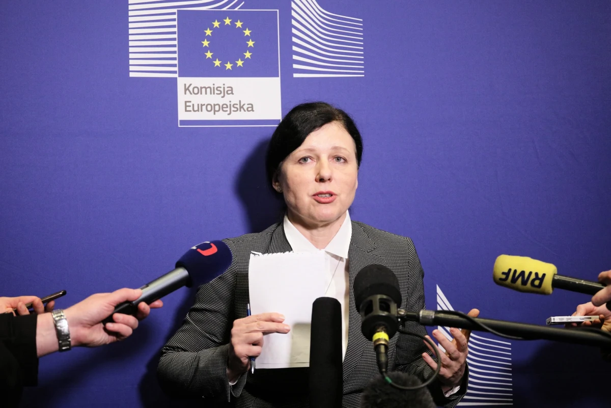 Procedura z art. 7 przeciwko Polsce zostanie zamknięta w nadchodzących dniach. Poinformowała o tym we wtorek Viera Jourova – wiceprzewodnicząca Komisji Europejskiej. Informację skomentował już minister sprawiedliwości Adam Bodnar, podkreślając, że decyzja nie zwalnia Polski z obowiązku kontynuowania reform.