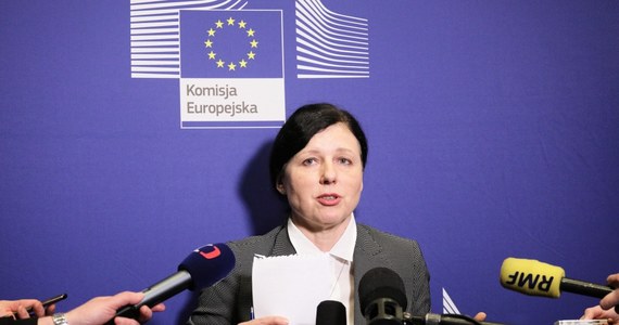 Procedura z art. 7 przeciwko Polsce zostanie zamknięta w nadchodzących dniach. Poinformowała o tym we wtorek Viera Jourova – wiceprzewodnicząca Komisji Europejskiej. Informację skomentował już minister sprawiedliwości Adam Bodnar, podkreślając, że decyzja nie zwalnia Polski z obowiązku kontynuowania reform.