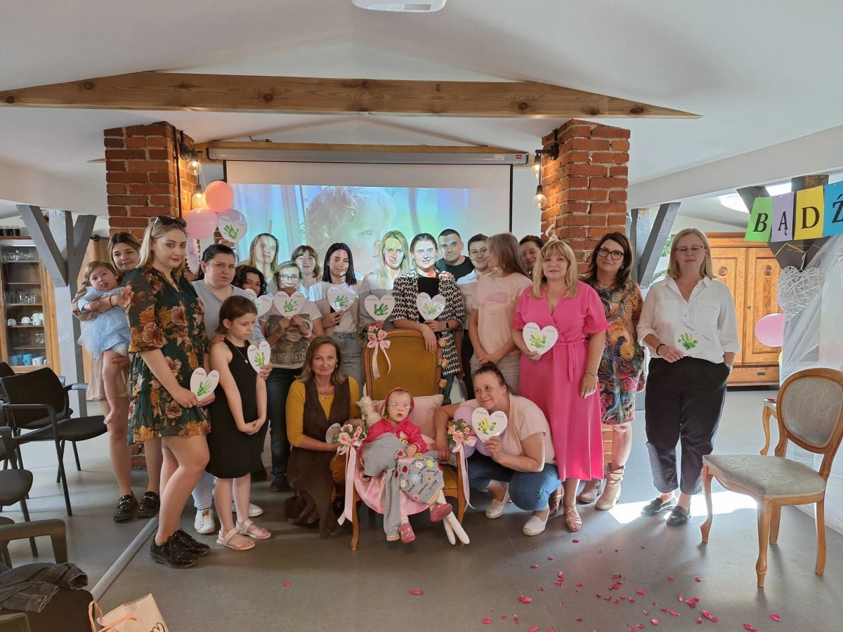 Natalka urodziła się z nieuleczalną chorobą genetyczną i gdy miała 2 i pół miesiąca trafiła do Ośrodka Tuli Luli Fundacji Gajusz w Łodzi. Początkowo rokowania medyczne były na tyle złe, że dziewczynka przed skończeniem roku przeniosła się do Pałacu, czyli Hospicjum dla Dzieci. Dziś (21 maja) Księżniczka Nataleczka żegnała Pałac i ciocie, żeby zamieszkać z zastępczą mamą w domu-na-zawsze.