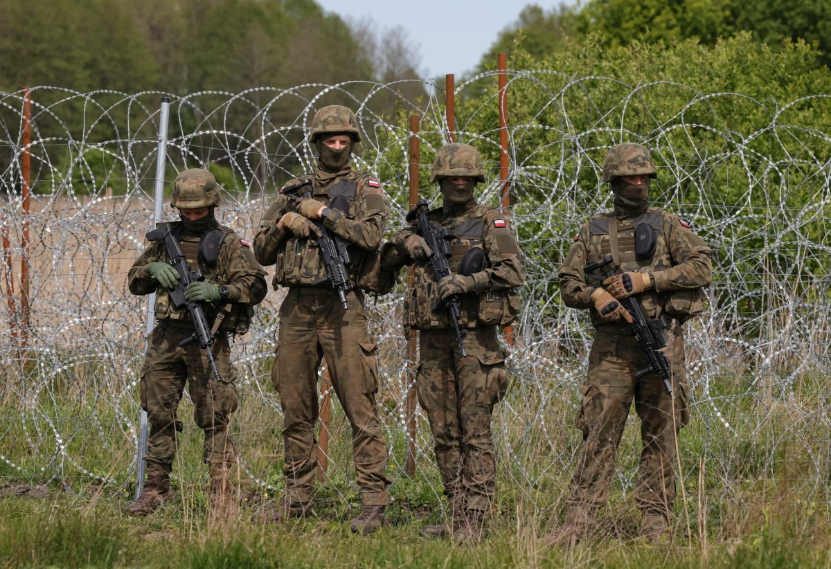 Na terenie Rosji znajdują się wielotysięczne, zorganizowane grupy migrantów wykorzystywanych w wojnie hybrydowej z Polską – poinformował Donald Tusk. To informacja - jak podkreślił premier - pozyskana w wyniku współpracy z sojuszniczymi służbami.