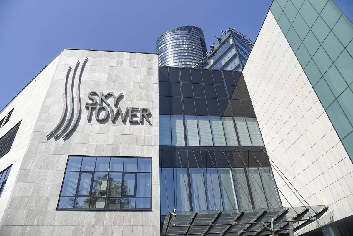 Ponad 650 osób trzeba było ewakuować z wrocławskiego wieżowca Sky Tower. Powodem akcji były kłęby dymu, które pojawiły się na ostatnim piętrze najwyższego budynku w stolicy Dolnego Śląska. 