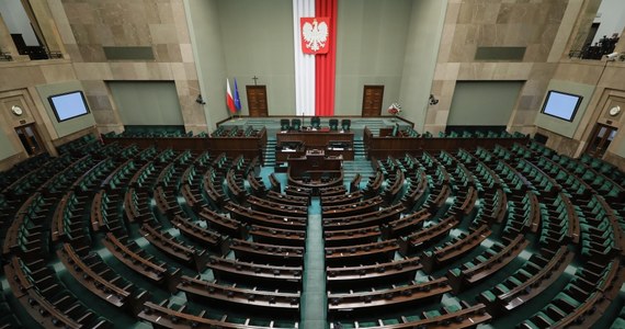 Nie twierdzę, że taka rozmowa się odbyła. Ba, szczerze w to wątpię. Całkiem możliwe jednak, że coś, co ją przypomina, ma jednak czasem miejsce. A nawet jeśli nie, to można to sobie wyobrazić. Jakoś te decyzje są przecież podejmowane, a ich efekty wszyscy możemy potem obserwować. Zanim to nastąpi, tym razem można się więc pobawić znaną treścią w mniej popularnej formie. 