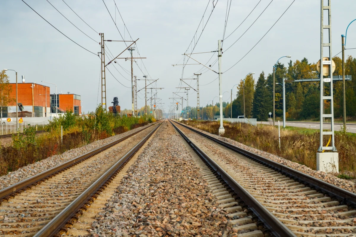 „Chcemy ponownie ocenić możliwość przebudowy sieci kolejowej, jak i poprawić szlaki komunikacyjne w kierunku ze Szwecji, umożliwiając przejazd wozom pancernym NATO” – zapowiedziała minister transportu i komunikacji Finlandii Lulu Ranne. Zmiany miałyby objąć przejście z szerokiego rozstawu szyn z czasów caratu na europejski standard 1435 mm.