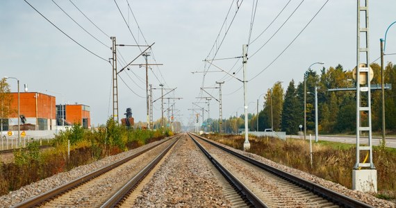 „Chcemy ponownie ocenić możliwość przebudowy sieci kolejowej, jak i poprawić szlaki komunikacyjne w kierunku ze Szwecji, umożliwiając przejazd wozom pancernym NATO” – zapowiedziała minister transportu i komunikacji Finlandii Lulu Ranne. Zmiany miałyby objąć przejście z szerokiego rozstawu szyn z czasów caratu na europejski standard 1435 mm.