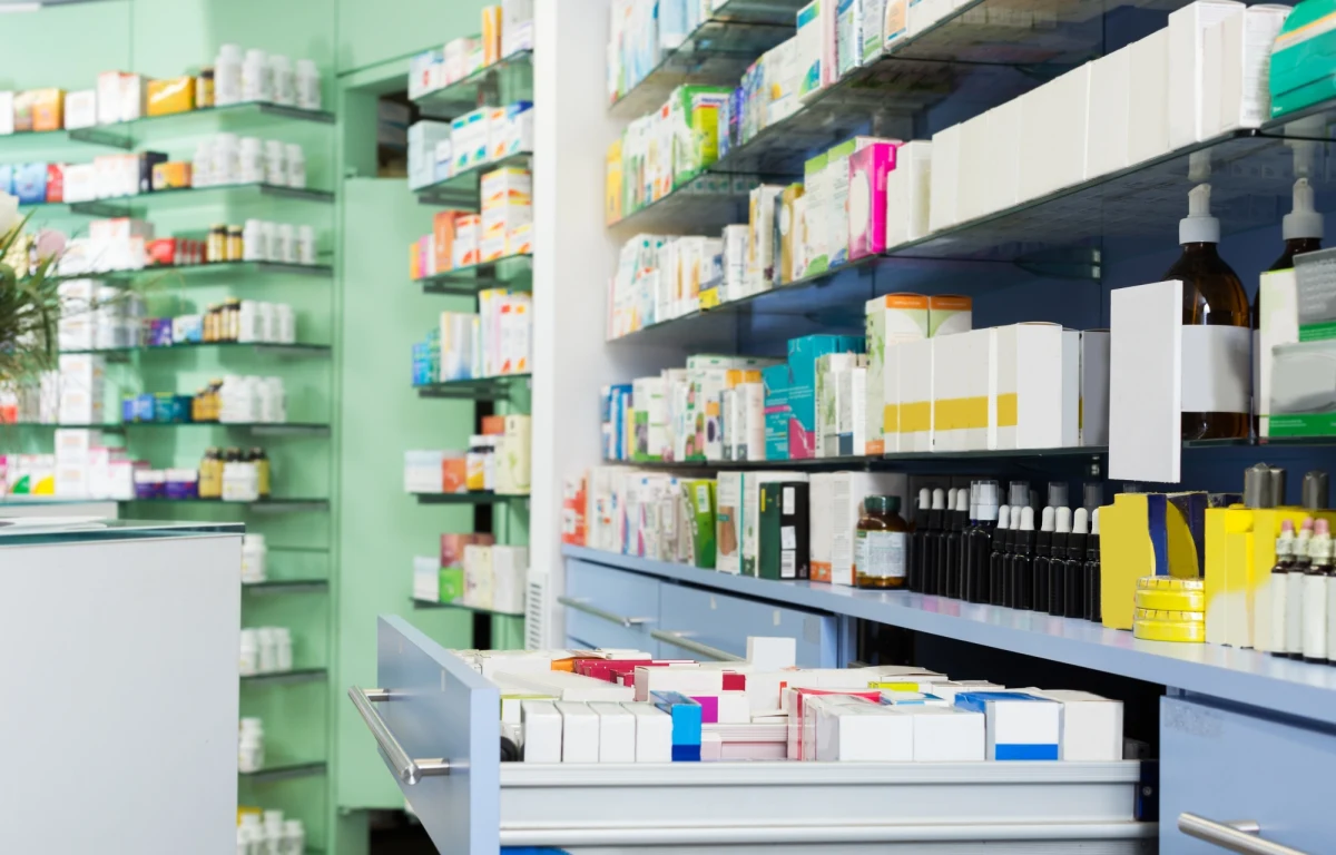 Na siedem lat więzienia skazał we wtorek Sąd Okręgowy w Kielcach byłą aptekarkę Marię C., oskarżoną o wyłudzenie ponad 7,5 miliona złotych z Narodowego Funduszu Zdrowia. Przez kilka lat fałszywie wykazywała sprzedaż leków, których nigdy nie wydała pacjentom.