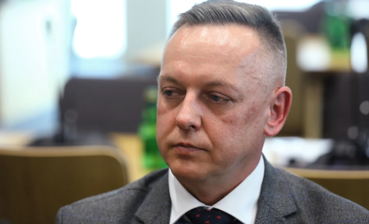 Do Komendy Głównej Policji wpłynął wniosek prokuratury o wpisanie podejrzanego o szpiegostwo Tomasza Szmydta na listę ściganych czerwoną notą przez Interpol – poinformowała rzeczniczka prasowa KGP mł. insp. Katarzyna Nowak. O tym, że były sędzia ma być ścigany czerwoną notą Interpolu, informował dziś dziennikarz RMF FM Krzysztof Zasada.