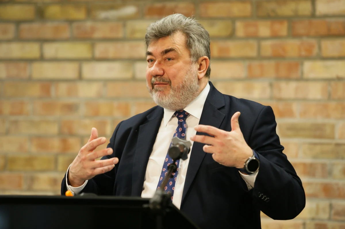 Wobec kolejnych, oburzających doniesień medialnych prezes PiS Jarosław Kaczyński podjął decyzję o zawieszeniu Grzegorza Tobiszowskiego w prawach członka partii i wystąpił do rzecznika dyscypliny partyjnej z wnioskiem zmierzającym do jego wykluczenia ze struktur PiS - poinformował rzecznik partii Rafał Bochenek.