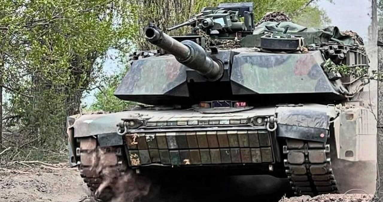 Ukraińska armia pracuje nad wzmocnieniem ochrony czołgów M1 Abrams dostarczonych przez USA. Kilka zniszczonych jednostek skłoniło Kijów do zamontowania na nich bloków rosyjskiego pancerza reaktywnego "Kontakt-1".