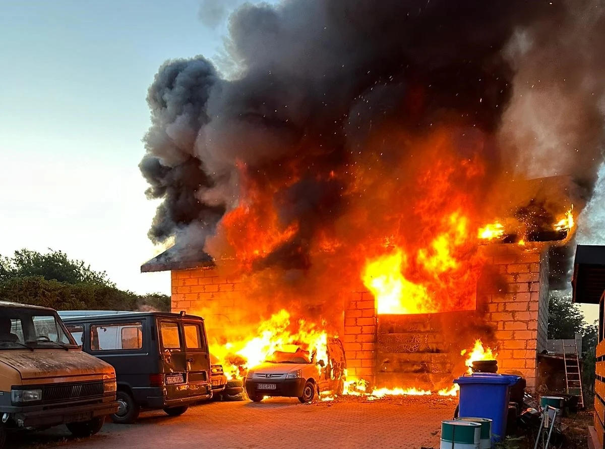 Tragiczny pożar budynku mieszkalnego i warsztatu w Tczewskich Łąkach na Pomorzu. Zginęła 6-letnia dziewczynka i jej 33-letnia matka. 