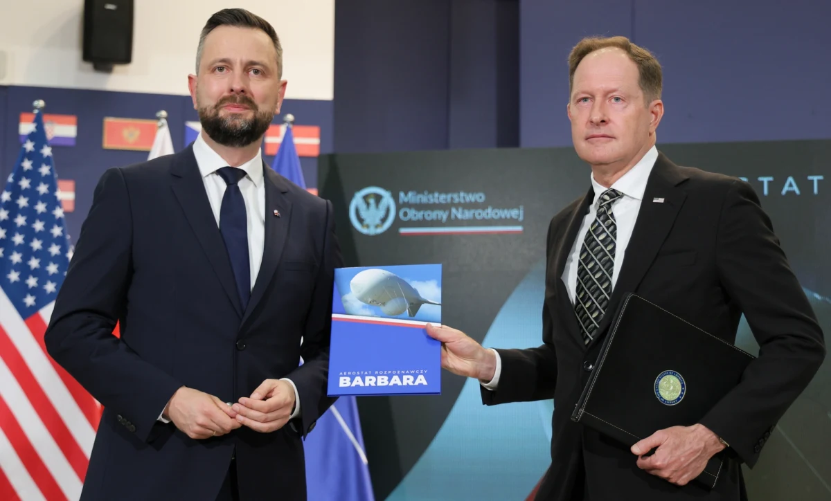 Polska uzupełnia systemy radiolokacyjne. Minister obrony narodowej Władysław Kosiniak-Kamysz podpisał w środę umowę o wartości 960 mln dolarów na dostarczenie czterech aerostatów rozpoznawczych, czyli balonów z powieszonymi radarami. Szef MON zapewnił, że "ta umowa definiuje nasze bezpieczeństwa".