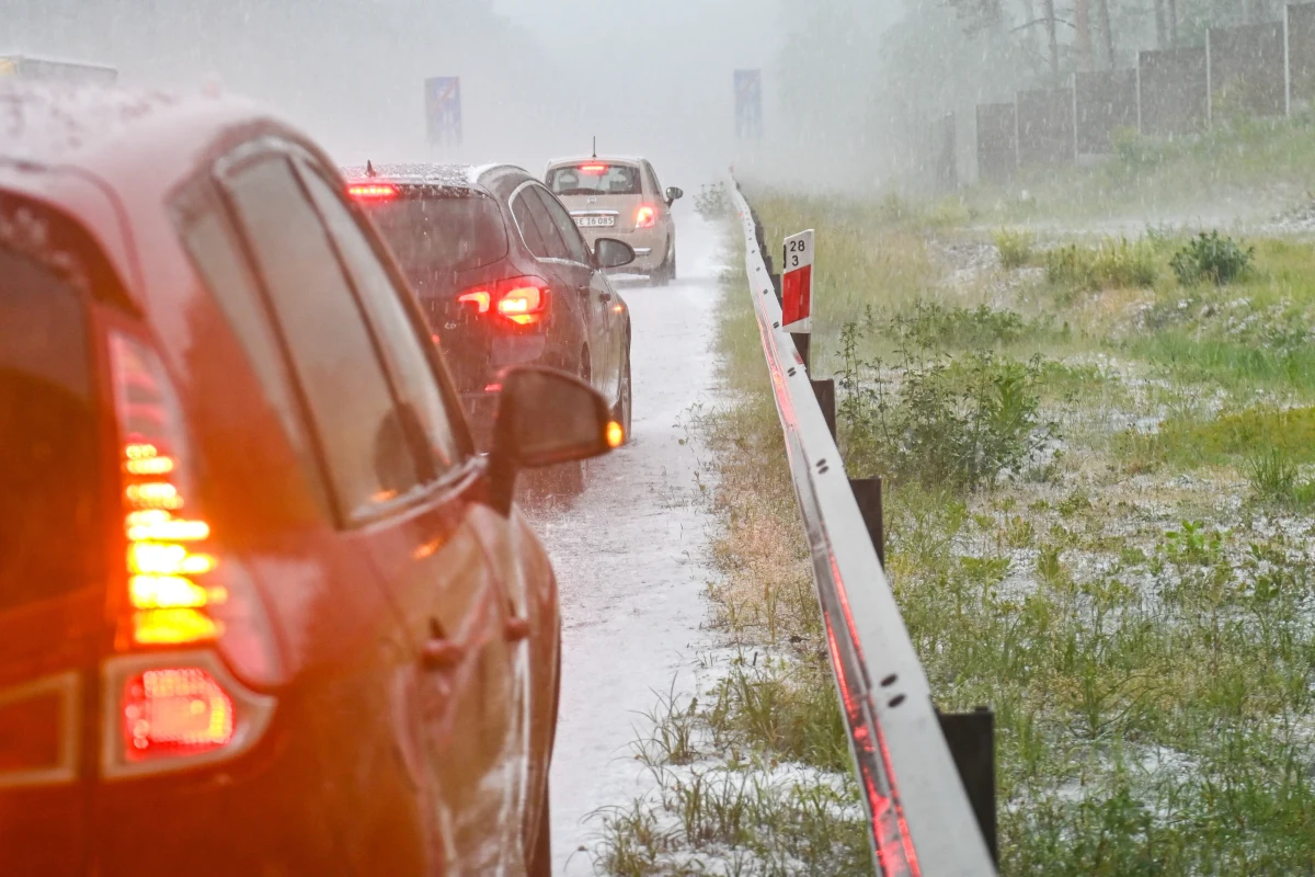 W środę czekają nas burze, które przyniosą ulewne opady deszczu, gradu i silny wiatr. W pasie od Świnoujścia przez Poznań, Łódź, Radom aż po Zamość obowiązują ostrzeżenia II stopnia.