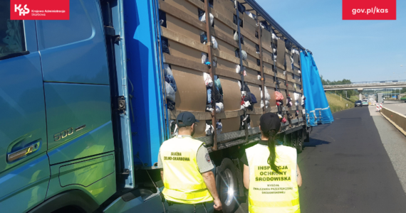 Dolnośląska Krajowa Administracja Skarbowa zatrzymała transport używanej odzieży i tekstyliów. Ciężarówka przewoziła ze Szwajcarii aż 18 ton nielegalnych odpadów. 