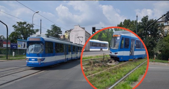 Na al. Solidarności w krakowskiej Nowej Hucie wykoleił się tramwaj. Pasażerowie borykają się ze sporymi utrudnieniami.