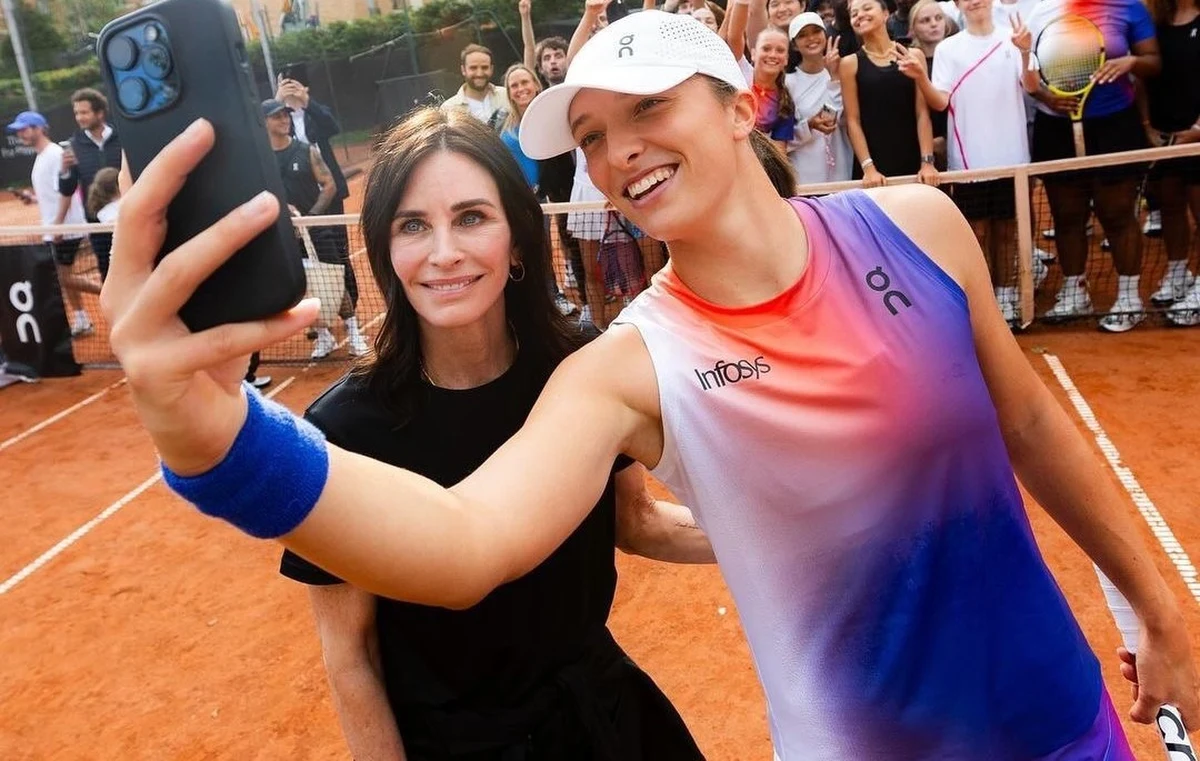 "Ten, w którym Monica wymienia forehandy z Igą" - taki podpis pojawił się pod zdjęciem zamieszczonym przez Igę Świątek na jej Instagramie. Pierwsza rakieta kobiecego tenisa spotkała się na kortach imienia Rolanda Garrosa w Paryżu z Courteney Cox, czyli serialową Monicą Geller z kultowych „Przyjaciół”. 