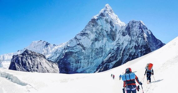 Kami Rita Sherpa po raz 30. zdobył Mount Everest (8848 m n.p.m.). W tym sezonie wspinaczkowym już ponad 450 osób weszło na najwyższy szczyt Ziemi od nepalskiej strony.