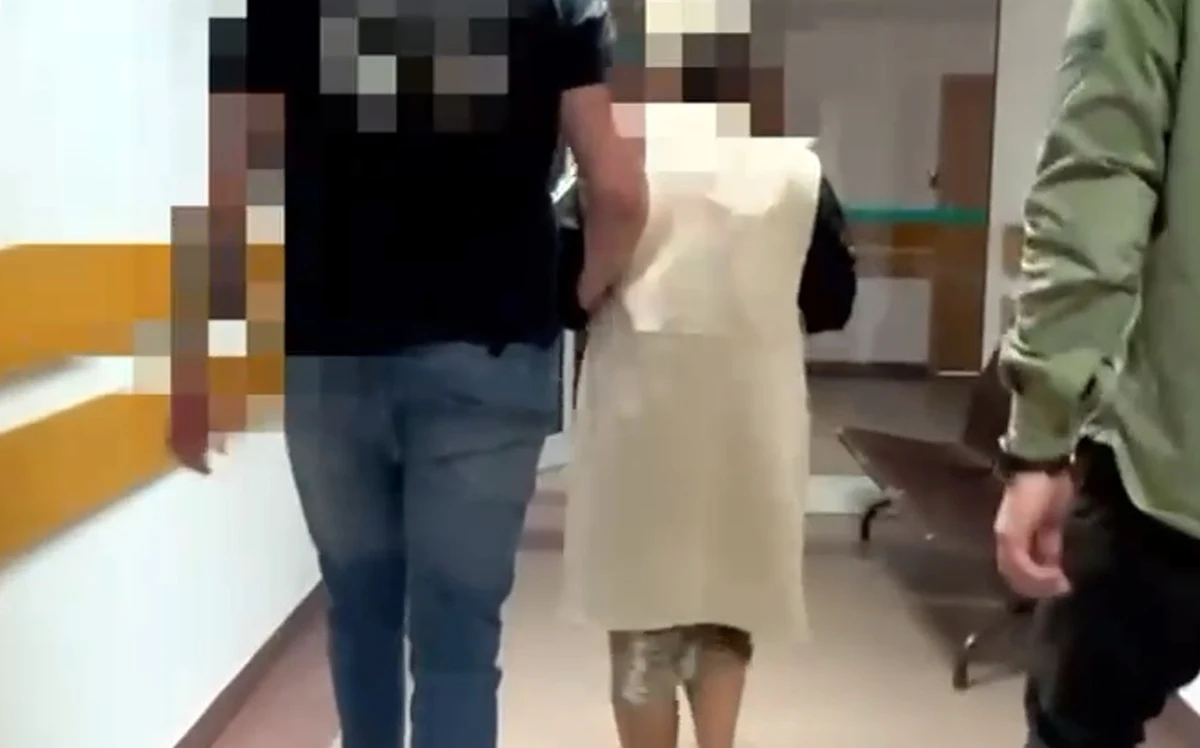 Stołeczni policjanci zatrzymali 46-latkę, która razem z 26-letnim synem, wyłudzała pieniądze i kosztowności od seniorów w kilku miastach. Oboje usłyszeli już zarzuty oszustwa i kradzieży. "Rodzinny biznes" przerwało aresztowanie.        