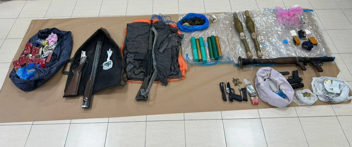 Na cmentarzu w wiosce Oroklini na południu Cypru znaleziono najprawdopodobniej największy w historii kraju skład broni i ładunków wybuchowych - powiadomiła cypryjska policja. Magazynowano tam m.in. wyrzutnię rakietową i pociski. Część broni ukryto w grobie.