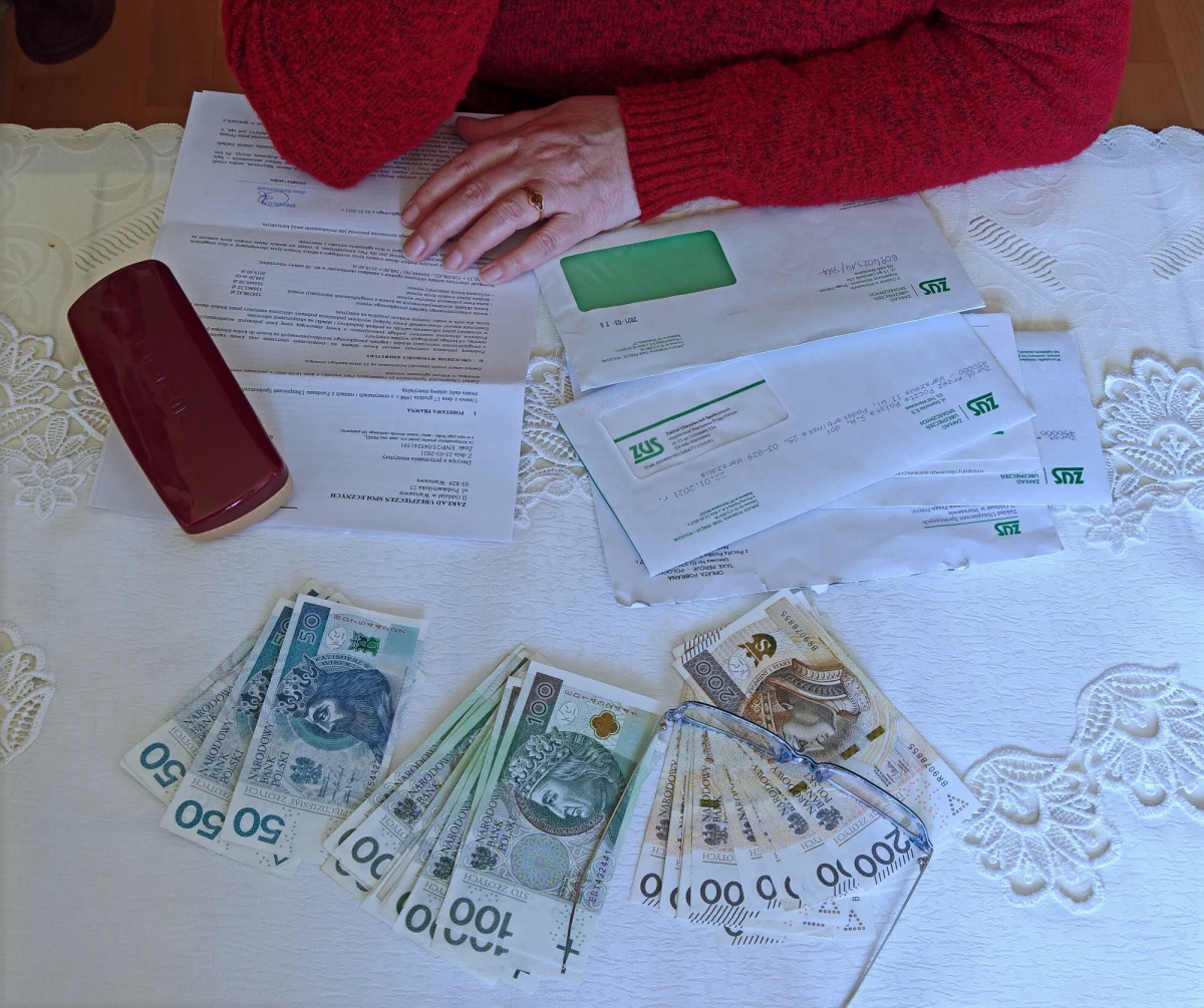"Do 31 maja osoby dorabiające do świadczenia lub zasiłku przedemerytalnego mają czas na dostarczenie do ZUS-u zaświadczenia o osiągniętych przychodach za okres od 1 marca 2023 roku do 29 lutego 2024 roku" - poinformował rzecznik ZUS Paweł Żebrowski. Jest to niezbędne, aby można było ustalić, czy dostawaliśmy świadczenie w prawidłowej wysokości.
