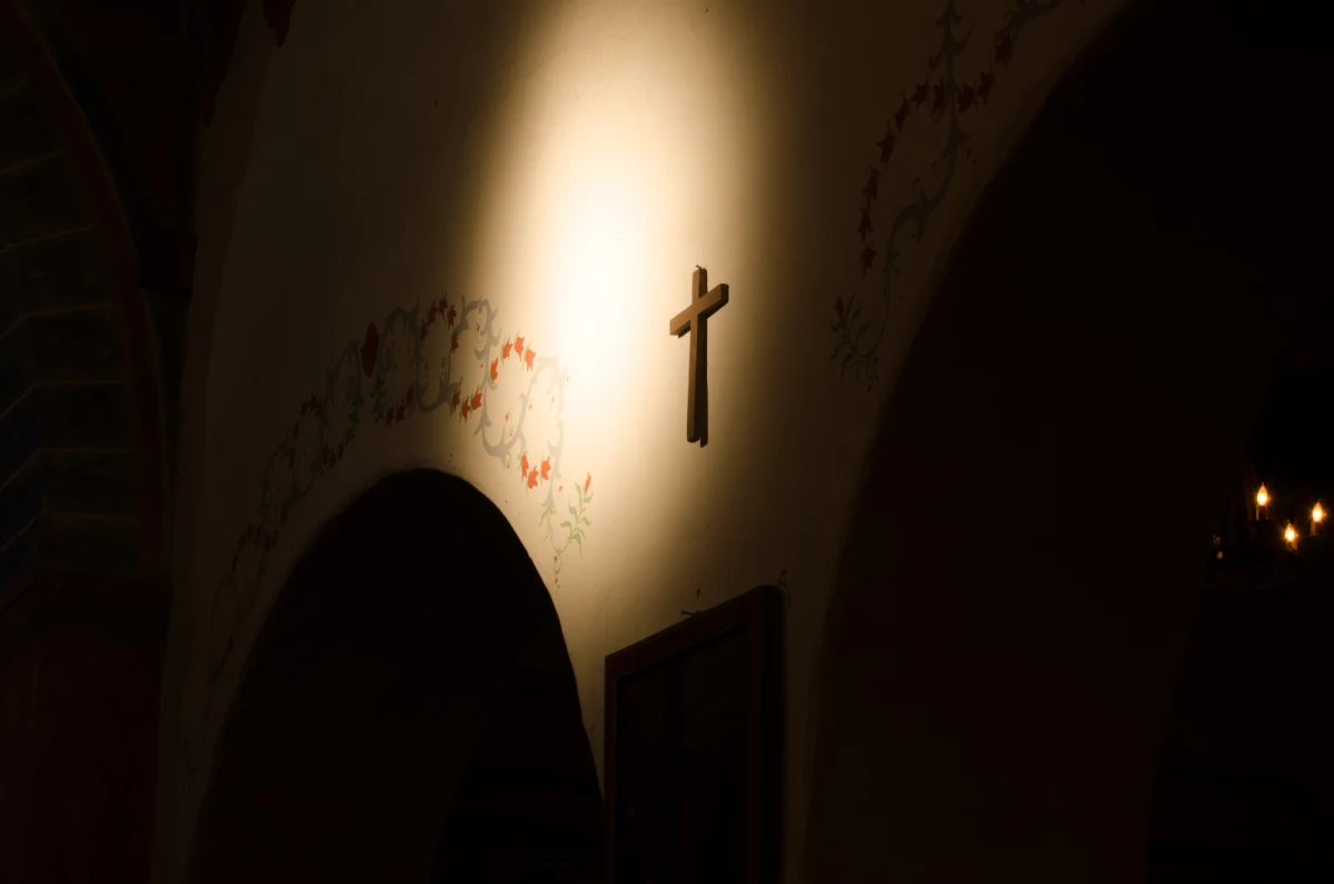 "W Polsce krzyż to wyraz zachowania pamięci narodowej, symbol miłości ojczyzny i dumy z ponad tysiącletniej polskiej państwowości" - można przeczytać w projekcie uchwały Prawa i Sprawiedliwości ws. obrony krzyża. Marszałek Sejmu, Szymon Hołownia poinformował w środę, że skierował projekt do Komisji Administracji i Spraw Wewnętrznych. 