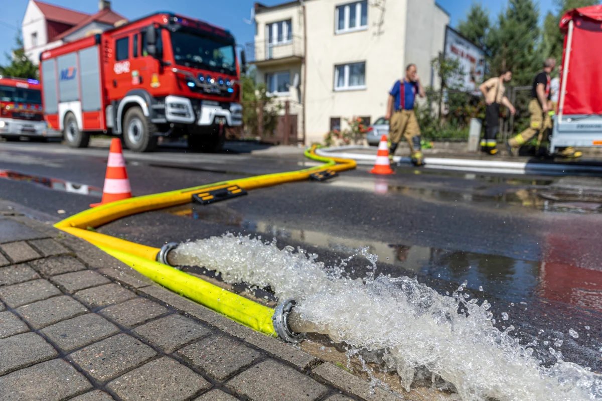 Kolejny dzień trwa usuwanie skutków poniedziałkowej nawałnicy, która przeszła nad Gnieznem. Trwa liczenie strat, przygotowywana jest pomoc dla poszkodowanych.
