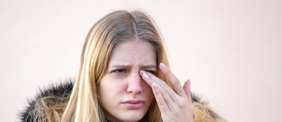 W górach jesteśmy narażeni na silne promieniowanie UV. Dermatolodzy przypominają o ochronie skóry przed oparzeniami słonecznymi, a okuliści ostrzegają przed ślepotą śnieżną. Wprawdzie nie prowadzi ona do utraty wzroku, ale może skończyć się uszkodzeniem spojówki i rogówki. 