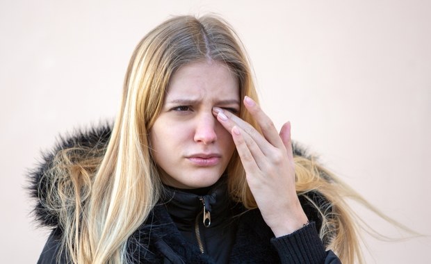 W górach jesteśmy narażeni na silne promieniowanie UV. Dermatolodzy przypominają o ochronie skóry przed oparzeniami słonecznymi, a okuliści ostrzegają przed ślepotą śnieżną. Wprawdzie nie prowadzi ona do utraty wzroku, ale może skończyć się uszkodzeniem spojówki i rogówki. 