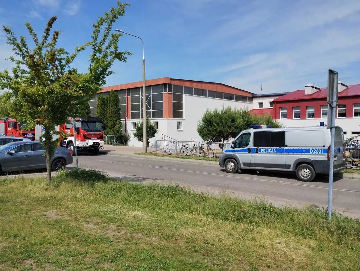 Granat nasadkowy, pochodzący najprawdopodobniej z czasu II wojny światowej, przyniósł do szkoły we Włodawie siedmiolatek. Wszyscy uczniowie i nauczyciele zostali bezpiecznie ewakuowani, a na miejsce wezwano Samodzielny Pododdział Kontrterrorystyczny Policji w Lublinie.