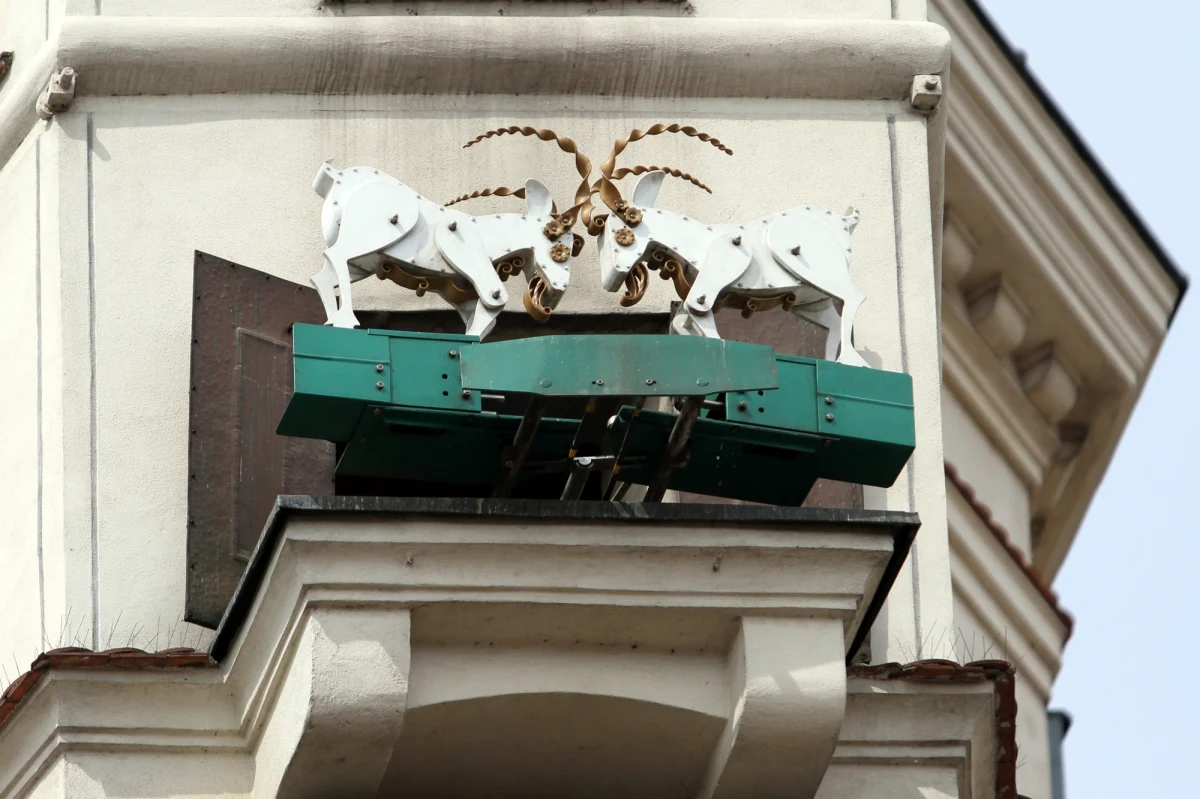 Przez co najmniej kilka dni mieszkańcy Poznania i turyści nie zobaczą koziołków na ratuszowej wieży. Doszło do poważnej awarii mechanizmu, który wyprowadza koziołki. Naprawa ma potrwać około tygodnia.