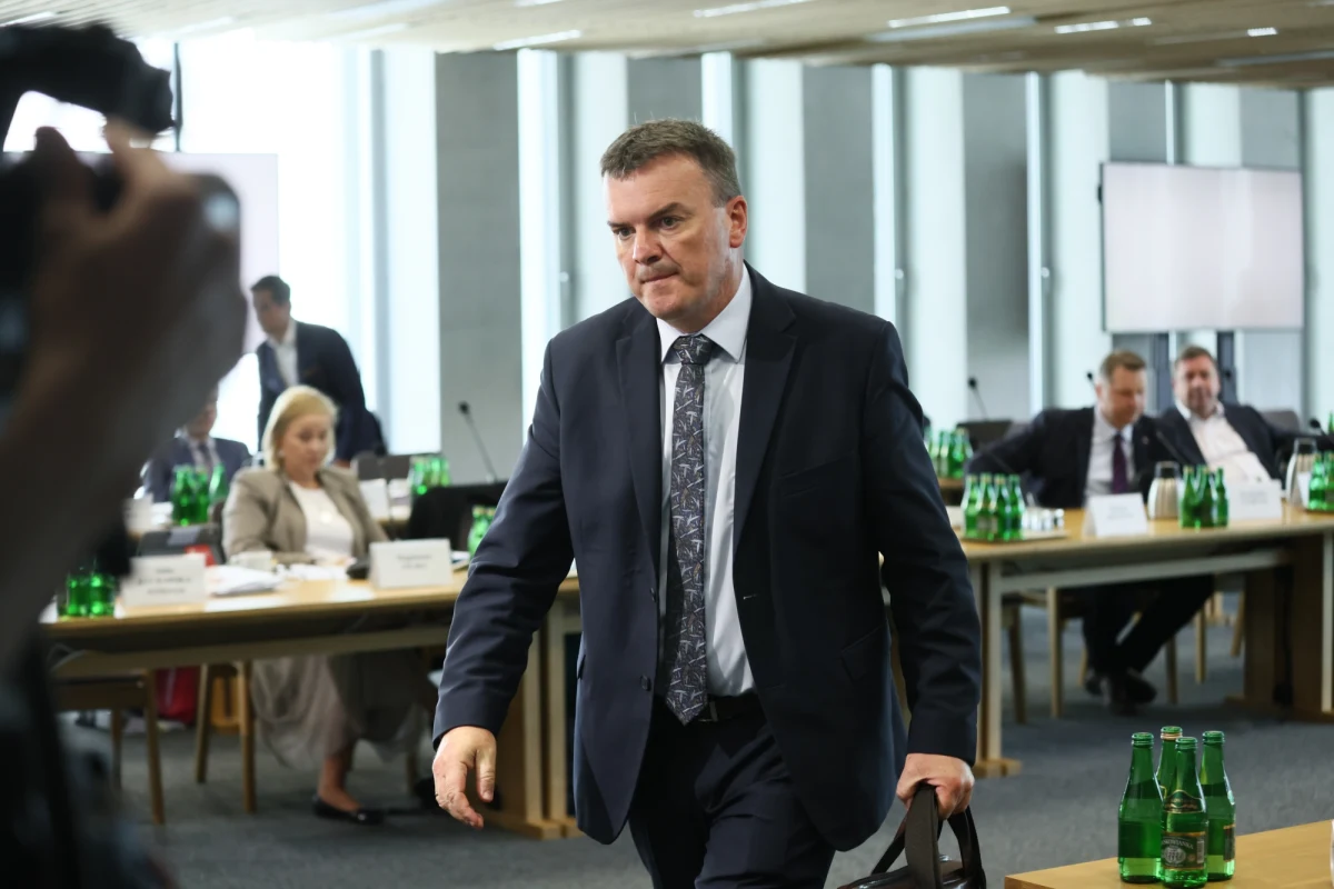 Mariusz Krystian wyszedł z posiedzenia sejmowej komisji śledczej ds. wyborów korespondencyjnych. Poseł PiS zdenerwował się, bo przewodniczący komisji Dariusz Joński (KO) przerwał mu zadawanie pytań. Poseł Krystian cytował wyrok Trybunału Konstytucyjnego ws. wyborów korespondencyjnych.