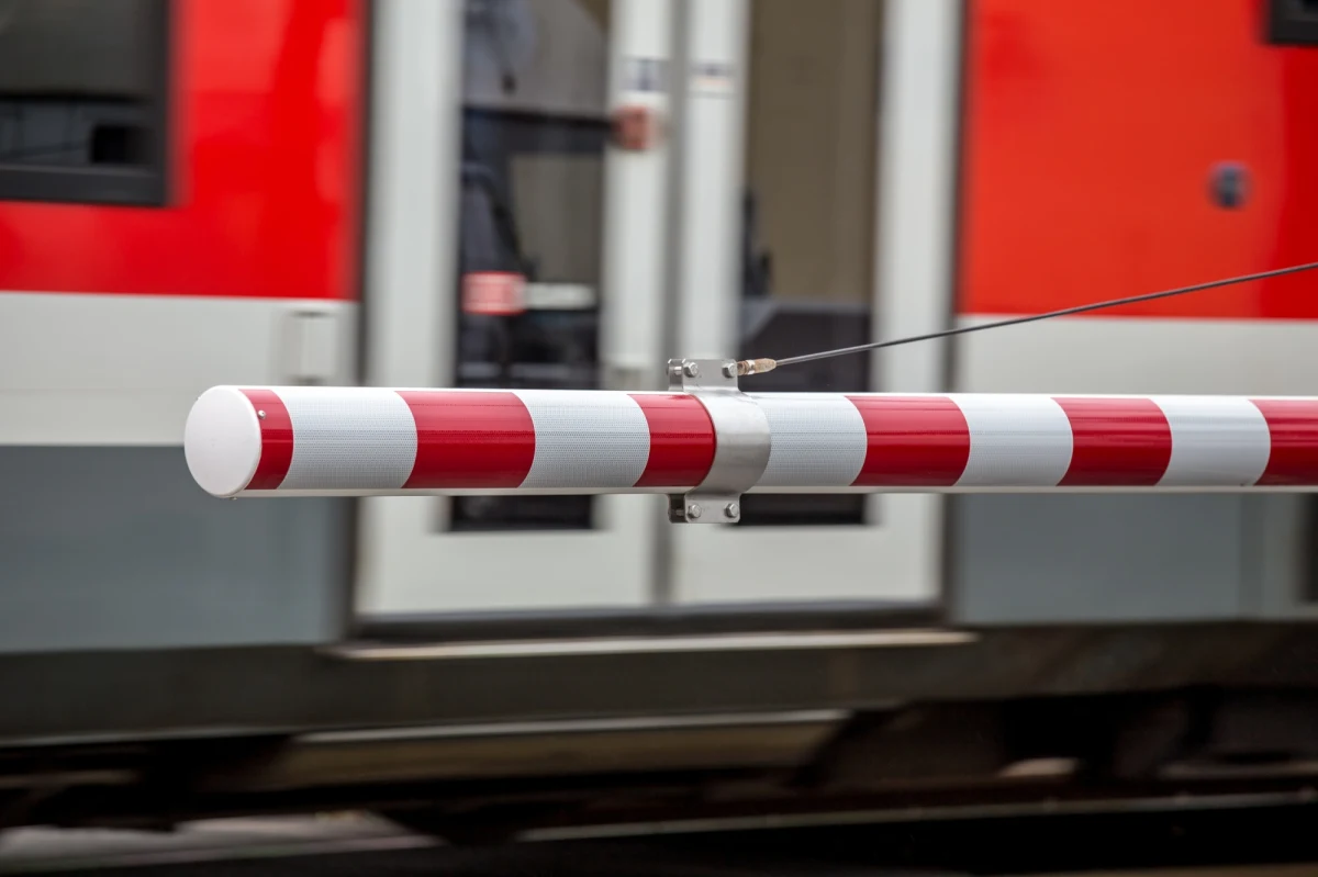 Autobus zamknięty między szlabanami, a w środku dzieci. Przerażające nagranie opublikował serwis wolsztyn112. Sprawę wyjaśnia już policja.  