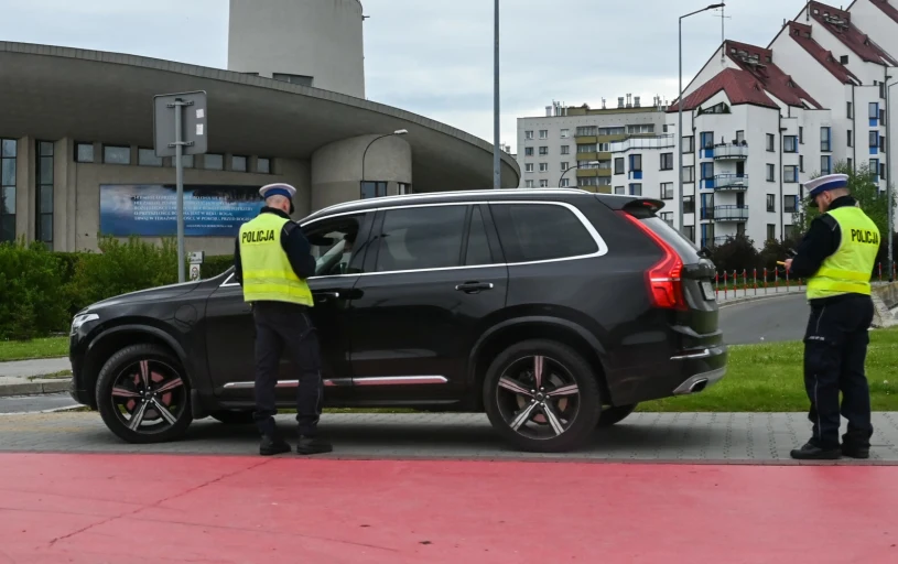 Skarbówka sprawdzi, skąd masz nowe auto. Wystarczy telefon sąsiada