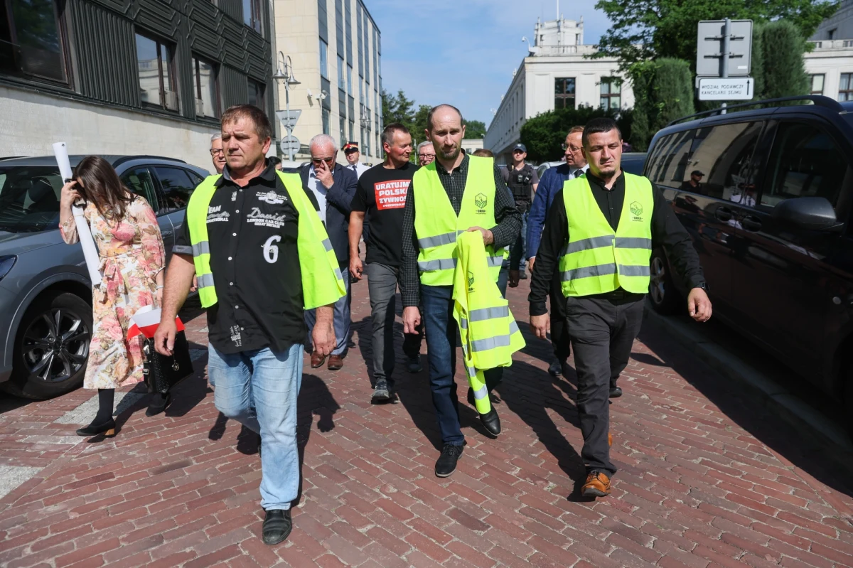 Rolnicy ze związku „Orka”, którzy okupowali korytarze sejmowe opuścili budynek przy Wiejskiej. Środa była dziesiątym dniem ich protestu głodowego.