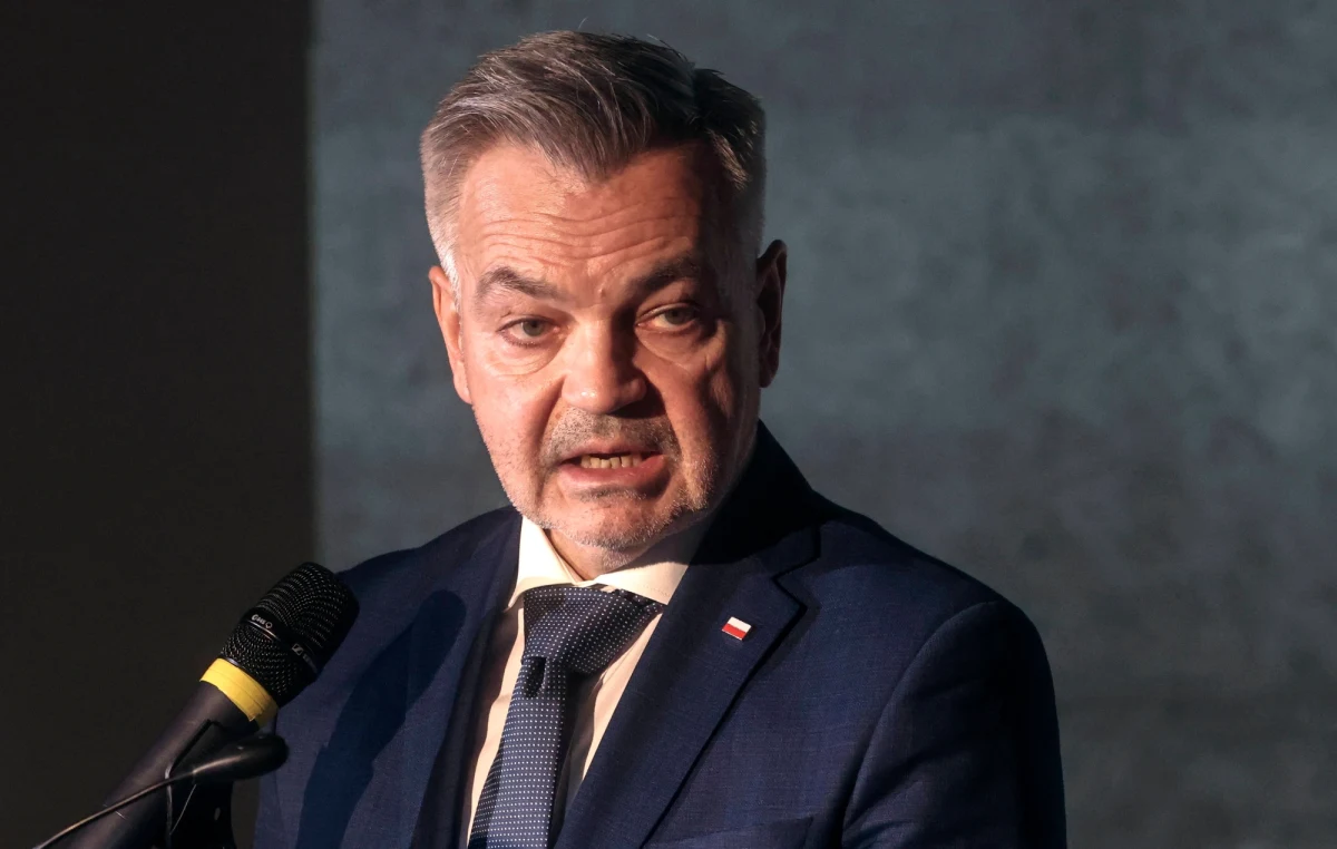 Rosja igra z międzynarodowym porządkiem prawnym - tak polski ambasador w Moskwie Krzysztof Krajewski komentuje rosyjskie plany weryfikacji granicy morskiej na Bałtyku. Przez kilkadziesiąt godzin na rządowych portalach zamieszczony był projekt ministerstwa obrony regulujący poszerzenie rosyjskich granic. Po południu zniknął z sieci. Według ambasadora Krajewskiego w ten sposób Rosja testuje reakcje świata. Zdaniem polskiego dyplomaty to była próba destabilizacji naszej części Europy, próba zasiania podziałów. Krajewski w rozmowie z dziennikarzem RMF FM Krzysztofem Zasadą mówił, że obecnie w Rosji obserwujemy powrót najczarniejszych lat stalinizmu. Propaganda całodobowo gloryfikuje stalinizm i ZSRR, wypierając z pamięci całe zło dokonywane za czasów Związku Sowieckiego, ale także w ostatnich latach. Za tym idą bardzo silne represje. Jak dodał polski ambasador, tłamszone są jakiekolwiek przejawy samodzielnego myślenia.