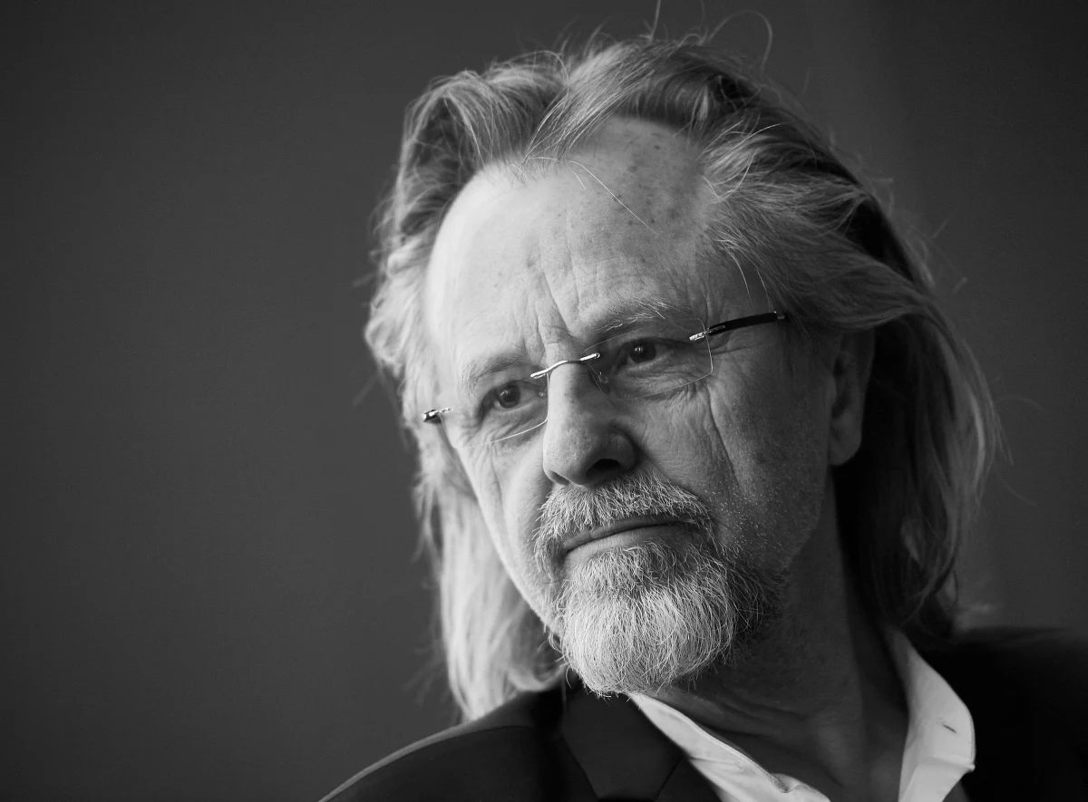 Zmarły we wtorek, 21 maja, Jan A.P. Kaczmarek zostanie pochowany w Krakowie. Data pogrzebu, który będzie miał charakter państwowy, nie jest jeszcze znana. Choć kompozytor urodził się w Koninie, a w wieku 36 lat wyjechał do USA, gdzie mieszkał niemal 30 lat, w Krakowie założył swoją drugą rodzinę, a przez ostatnie dwa lata był leczony w Szpitalu Uniwersyteckim oraz w krakowskim hospicjum.