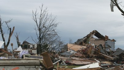 Tornado w Iowa: Porwane auta, powalone domy [FILMY]