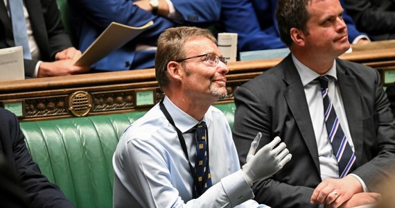Pół roku temu amputowano mu obie ręce i nogi. W środę wrócił do pracy. Brytyjski poseł Craig Mackinlay powrócił w sobotę do Izby Gmin. Politycy powitali go owacjami na stojąco.