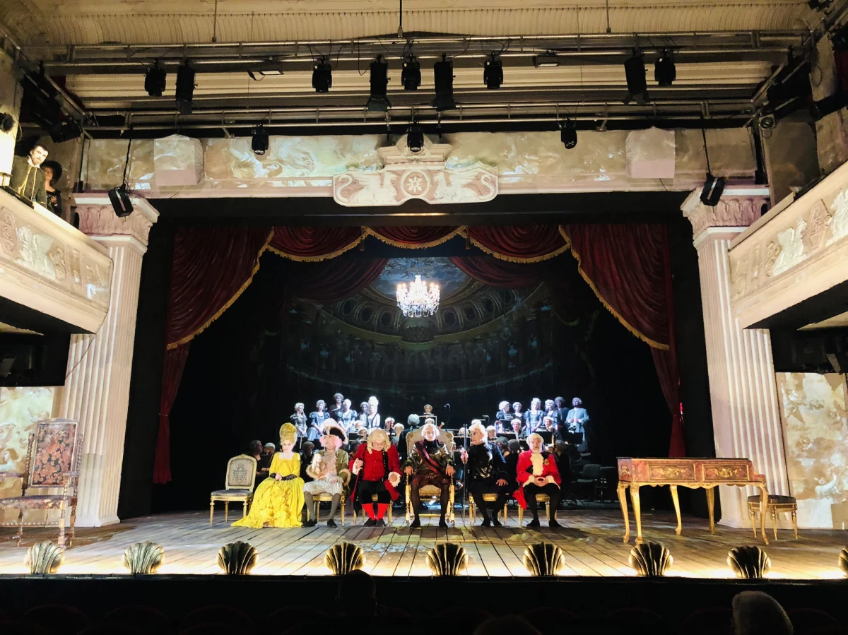 40-osobowa orkiestra, chór, kilkunastu aktorów na scenie, wspaniałe kostiumy, oszałamiająca scenografia i muzyka wykonywana na żywo. Tak w Teatrze Jaracza w Łodzi opowiadana jest historia bezkompromisowego geniusza muzyki - Wolfganga Amadeusza Mozarta. 