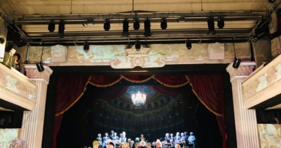 40-osobowa orkiestra, chór, kilkunastu aktorów na scenie, wspaniałe kostiumy, oszałamiająca scenografia i muzyka wykonywana na żywo. Tak w Teatrze Jaracza w Łodzi opowiadana jest historia bezkompromisowego geniusza muzyki - Wolfganga Amadeusza Mozarta. 