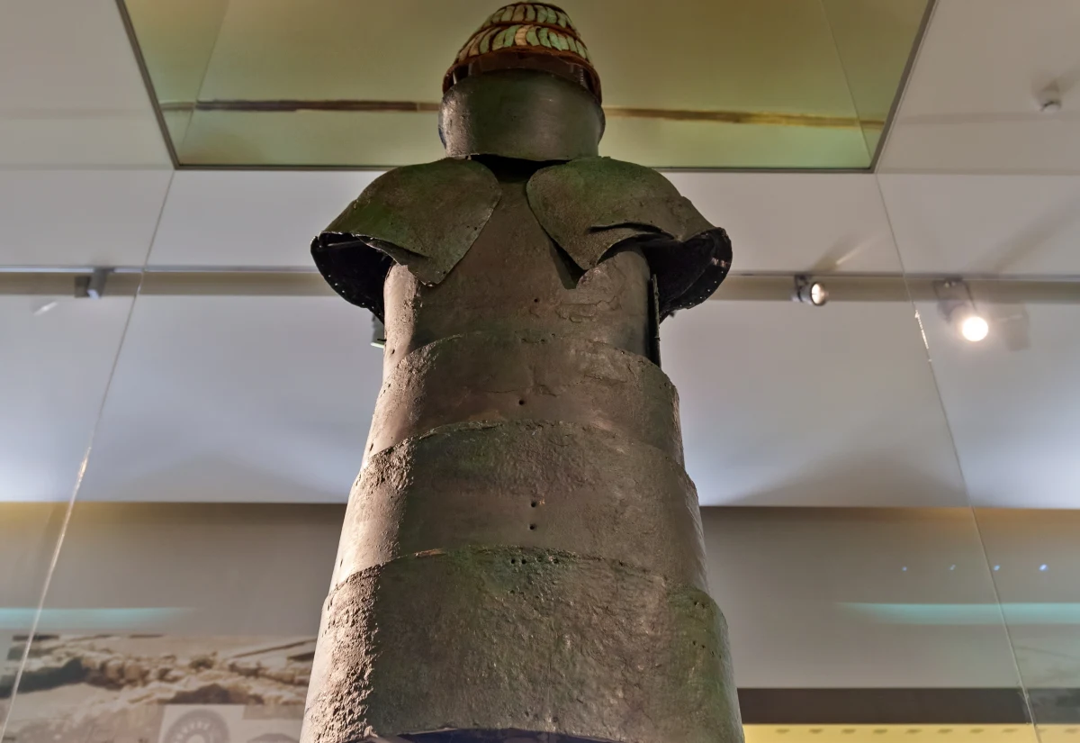 Żołnierze greckiej piechoty morskiej przeprowadzili ćwiczenia bojowe w replikach zbroi sprzed 3,5 tys. lat. Marines uznali, że pancerz nadawał się do wielogodzinnej walki, co rozwiązało trwający od 64 lat spór archeologów.