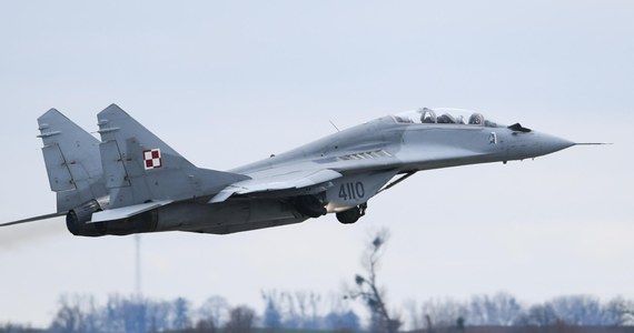 W okolicach Kurowa Braniewskiego (woj. warmińsko-mazurskie) od samolotu MiG-29 odpadł zbiornik paliwa. Polska armia przekazała, że nikt nie został ranny.