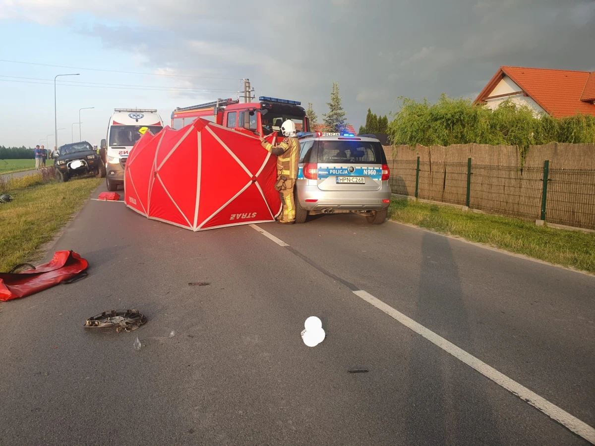 Tragiczny wypadek w Chojniczkach koło Chojnic (woj. pomorskie). 59-letni motocyklista uderzył w policyjny radiowóz. Mimo reanimacji kierowca jednośladu zmarł.