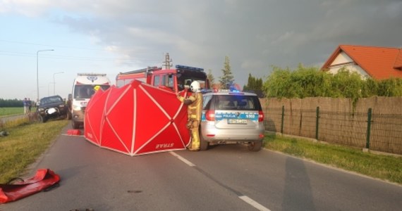 Tragiczny wypadek w Chojniczkach koło Chojnic (woj. pomorskie). 59-letni motocyklista uderzył w policyjny radiowóz. Mimo reanimacji kierowca jednośladu zmarł.